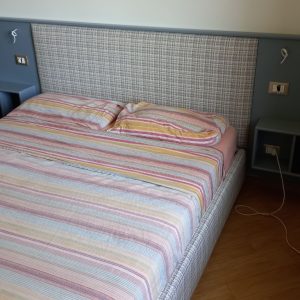 Testiera letto in legno e tessuto
